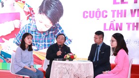 Nhà thơ Trần Đăng Khoa giao lưu với các em học sinh tại buổi lễ phát động. Ảnh VNP