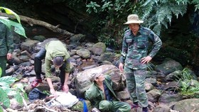 The illegal hunter is arrested (Photo: SGGP)