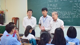 Chairman of the Thua Thien – Hue Province People’s Committee is sharing his thoughts with students and the teacher in class 9/7 of Tran Cao Van Junior High School after the civil education session
