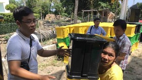 Residents receive dust bins (Photo: SGGP)
