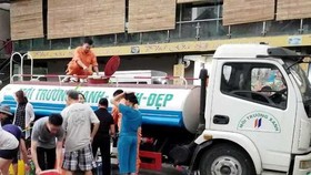 Tanker still provides water to residents in Hanoi (Photo: SGGP)
