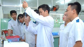 Students of Dai Viet Sai Gon College are attending a lab lesson