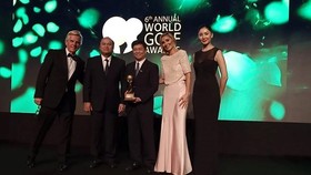 A representative of the Vietnam National Administration of Tourism (centre) receives the awards at the ceremony in Abu Dhabi, the UAE, on October 29 (Photo: VNA)