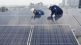 EVN warns to stop buy electricity from households use solar inverters displaying illegal nine-dash line (Photo: SGGP)
