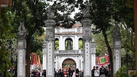 Tourists visit Van Mieu-Quoc Tu Giam (Temple of Literature and National University) in Hanoi (Photo: VNA)