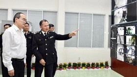 Party Chief Nhan visits the Vietnam Customs (Photo: SGGP)