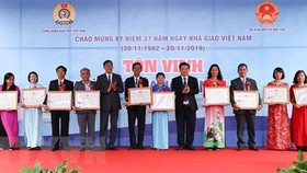Ministry of Education and Training presents awards to 183 educators of year