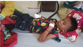 Tha nine year old boy at the hospital with amputated hand (Photo: SGGP)