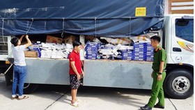Economic police force keep a truck that carries smuggled tobacco (Photo: SGGP)
