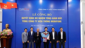 Leaders of Mobifone delivered their congratulation to the new general director. (Photo: SGGP)