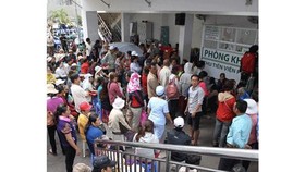 Patients wait for their turn to see doctor in the Ho Chi Minh City Tumor Hospital (Photo: SGGP)