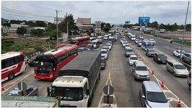 Traffic jam regularly occurs in Highway 51, Ba Ria-Vung Tau province (Photo: SGGP)
