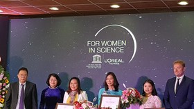 Vice President of Vietnam Dang Thi Ngoc Thinh delivered awards for the 3 female scientists. (Photo: SGGP)