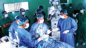 People Hospital's 115 uses Robot Modus V Synaptive system for nerve operation (Photo: SGGP)