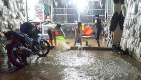 The high tide affects to people's lives (Photo:Tuan Quang)