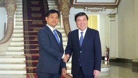 Chairman of the People’s Committee of Ho Chi Minh City Nguyen Thanh Phong (R) and new Cambodian Consul General to Ho Chi Minh City Sok Dareth (Photo:hcmcpv)