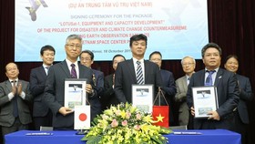 The signing ceremony for the package (Photo: Bao Tin Tuc)