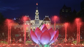 The art fountain’s highlight is the lotus (Photo: Quoc Hung) 