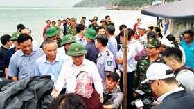Deputy Prime Minister Trinh Dinh Dung directs Binh Dinh province in preparedness and measures dealing with typhoon Nakri (Photo: NGOC OAI)