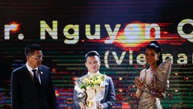 Vietnamese midfielder Nguyen Quang Hai named men's AFF Player of the Year at the award ceremony in Hanoi (Photo: VNA)