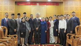 City leaders pose with delegates of SSEAYP2019 (Photo:hcmcpv)