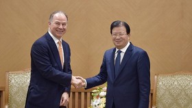 Deputy Prime Minister of Vietnam Trinh Dinh Dung and General Director of U.S Gen X Energy Company Scott Kicker (Photo:VGP)