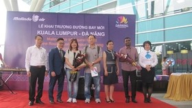The first visitors on the new direct air route from Kuala Lumpur receive a warm welcome at Da Nang International Airport (Photo: VNA)