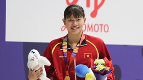 Swimmer Anh Vien receives gold medal in the women’s 200m freestyle final. (Photo: DUNG PHUONG)