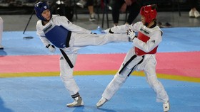Bac Thi Khiem knocks out Philippines athlete Delo Laila to win gold medal. (Photo: DUNG PHUONG)