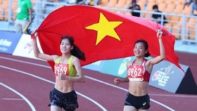 Runners Nguyen Thi Oanh and Pham Thi Hue finish first and second in the women’s 5,000m race. (Photo: VNA)