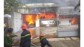 Hàng trăm người căng mình dập đám cháy lớn tại xưởng gỗ