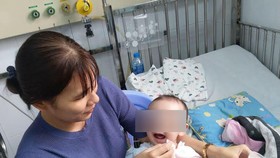 Sau 2 giờ căng thẳng, các bác sĩ đã kiểm soát được cơn nhịp nhanh và bé hồi phục an toàn, không cần phải dùng thuốc.