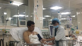 Bác sĩ đang thăm khám cho anh Nguyễn Văn Lâm