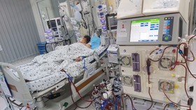 Với nguyên lý hoạt động tương tự như một máy tim phổi nhân tạo, ECMO sẽ giúp duy trì sự sống cho người bệnh, đồng thời tạo thời gian cho tim được nghỉ ngơi và hồi phục