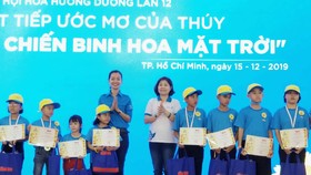 Ban tổ chức trao học bổng "Ước mơ của Thúy" cho bệnh nhi khỏi bệnh trở lại trường