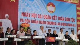 Chánh án TAND tối cao Nguyễn Hòa Bình dự ngày hội đại đoàn kết ở Quảng Ngãi