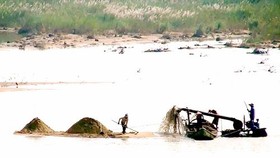 Khai thác cát trên sông Trà Khúc (Quảng Ngãi)