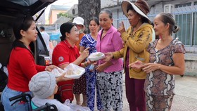 Tấm lòng thiện của bà Phạm Thị Hương (thứ 2 từ trái sang) đã lan tỏa đến bạn bè và người thân trong gia đình