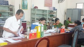 Khó như đi làm thủ tục nhập, tách hộ khẩu