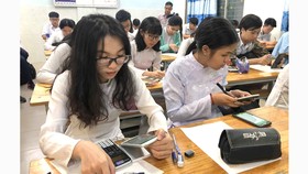 Đồng bộ với hình thức thi trực tuyến