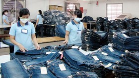 Sản xuất quần jean xuất khẩu. Ảnh: MỸ HẠNH