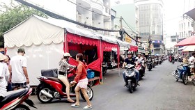 Dựng rạp chiếm đường, hát hò thâu đêm