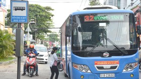 Nên có chủ trương chuyển đổi giảm xe buýt lớn, tăng xe buýt cỡ vừa và nhỏ nhằm thích hợp với từng tuyến đường giao thông. Ảnh: ĐỨC TRUNG