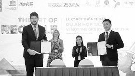 UNESCO luôn đánh giá cao sự đồng hành của các doanh nghiệp để cùng giải quyết “bài toán” môi trường tại các di sản Việt Nam. Trong ảnh: đại diện UNESCO (trái) ký kết hợp tác cùng Coca-Cola Việt Nam