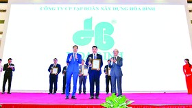 Ông Nguyễn Hùng Cường - Phó Tổng Giám đốc đại diện Hòa Bình nhận giải thưởng của chương trình