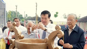 Đồng chí Võ Văn Thưởng thắp hương tại Khu di tích lịch sử địa điểm thành lập Chi bộ An Nam Cộng sản Đảng Cờ Đỏ