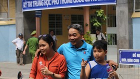 Người cha đón con gái dự thi THPT quốc gia tại điểm thi Trường THCS Trần Hưng Đạo (Đà Nẵng)