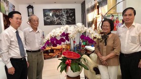 Trưởng ban Tuyên giáo Trung ương thăm và chúc mừng Giáo sư Trần Hồng Quân