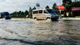 High tide floods tens of roads inner Can Tho city early October (Photo: SGGP)
