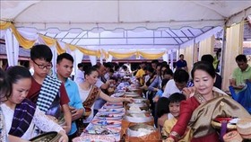 Lao Buddhist followers flocked to pagodas near their houses on October 13 for Bun Ork Phansa that marks the end of Buddhist Lent or three-month retreat during the rainy season. (Photo: VNA)
